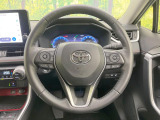 インテリアに合わせたデザインのステアリングは、運転される方のことも考え、運転しやすい形状、大きさです。是非一度、実際に触ってお確かめください。