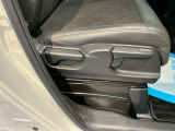 手動のレバーを使って、シートの高さや背もたれの角度を変えることができます。