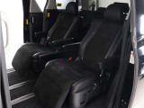 【特別仕様車限定】ハーフレザーシート!本革&ブラック人工皮革とアルカンターラシートがミックスされたハーフレザーシートです。おしゃれな色の組み合わせで高級感のある車内空間が広がっております。