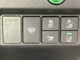 Hondaセンシング用の、VSA(ABS+TCS+横滑り抑制)解除と路外逸脱抑制機能のオンオフスイッチなどはハンドルの右側に装備しています。