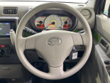 インテリアに合わせたデザインのステアリングは、運転される方のことも考え、運転しやすい形状、大きさです。是非一度、実際に触ってお確かめください。