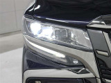 3眼LEDヘッドランプ(スモークメッキ+ブラックエクステンション)、LEDシーケンシャルターンランプ(フロント・リヤ)、LEDコーナリングランプが特別装備されています。