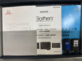スマートキーは鍵をバッグに入れたままでもドアロックの開閉やエンジンのON・OFFができます。夜間や雨の日も鍵を探さなくて良いので便利です。