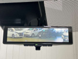 【インテリジェント ルームミラー】車両後方のカメラ映像をミラー面に映し出すので、車内の状況や、天候などに影響されずいつでもクリアな後方視界が得られます!