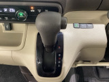 CVT車のセレクトレバーです。低速から高速まで、変速ショックのないスムーズな走りを実現するとともに、エンジン効率のよい領域を維持することで燃費にも貢献します。