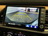 リバースギアに入れるだけで後方の表示へ切り替わります。夜間や雨の日の駐車も楽になりますよ。