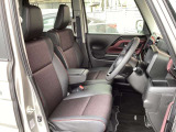 体をしっかり支えるシート形状で、運転姿勢を安定させやすい運転席。アームレスト付きで長時間の運転でも姿勢を保ちやすく、日常使いに配慮された空間です。