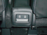 運転席と助手席の間の座面後部にUSBチャージャー装備されています!