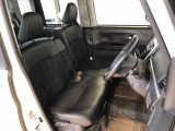 運転席の座面高さを調整できるシートリフターが付いています。フロントシートはベンチシートを採用で、座面も広く使い勝手もいいですよ♪