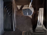 【ペダル】BMWはオルガン式アクセルペダルを採用しています。踏み込む足とペダルが同じ軌跡を描くため、かかとがずれにくく、アクセルコントロールがよりしやすくなるメリットがあります。