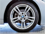【BMWアロイホイル】軽量かつ強度に拘ったアロイホイル。走行性能ポテンシャルを引き出す設計。車の足元を引き締めてくれる大きなポイントはアロイホイルです。