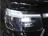 【LEDヘッドライト】省電力で、明るく遠くまで照らし、夜道や雨天などの走行の際、安心感を高めます。オートライト機構で周囲の明るさを感知し、自動で点灯、消灯します。