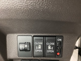 両側電動スライドドアは運転席から操作ができるよう、操作スイッチが付いています。その横にはヘットライトリベライザーのスイッチがついています。道路状況や積荷の加重に応じてライトの高さを調節できます。
