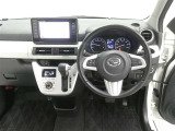 運転席からの視界はこんな感じです☆お気軽にご来店いただき、実際に座って是非お確かめください。ドライバーに寄り添う快適な操作フィールをもたらすステアリングです。
