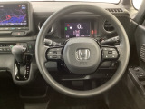 【ハンドル】運転にかかわる様々な操作を安全に行えるように視点移動が少なく操作性に配慮されたスイッチ類が凝縮されたコックピットです。
