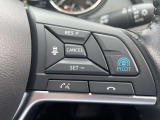 プロパイロットスイッチをONにして走行スピードを設定するだけで、ステアリングを自動制御で車線中央走行をキープ。車間距離をキープ。急な割り込みにもブレーキ操作なしでスピードをコントロール。