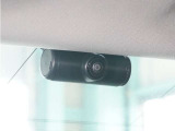 ◆車内カメラ◆前方・後方はもちろん、車内向きのカメラでも記録。左右をワイドに撮ることができ、幅寄せや側面衝突、威圧的なドライバーの危険行為など、クルマ周囲のトラブルもしっかり記録できます。