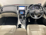 運転のための機能性と、プレミアムスポーツセダンとしての質感を追求したコックピット。