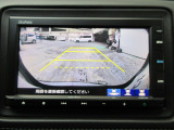 バックカメラの画像です。ガイドラインがスムースな車庫入れをサポートいたします。車庫入れの安心感がアップしますね。
