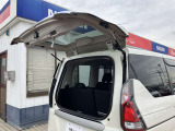 デュアルバックドアで狭いところでも荷物の出し入れができます。