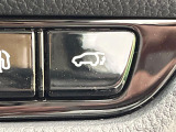 【パワーバックドア】スマートキーや運転席のボタンを押すだけでリアゲートが自動で開閉します!荷物を持っている時や、高い位置にあるバックドアを閉める際に便利な機能です♪