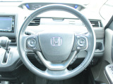 操作性に優れた運転席となります!小物入れや各ボタンの配置にこだわり、使いやすいです!座り心地もよく視認性も良好なのでロングドライブもお任せ下さい!