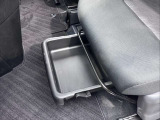 助手席アンダートレイ。靴や濡れた雨具、普段使わない小物などを隠してスマートに収納できる便利なトレイです。