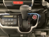 CVT車のセレクトレバーです。低速から高速まで、変速ショックのないスムーズな走りを実現するとともに、エンジン効率のよい領域を維持することで燃費にも貢献します。