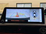 真上から見下ろしたような視点で車とその周囲を確認出来る画面と、車両後方を映し出すバックモニター画面の2つを表示してくれます。