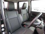 体をしっかり支えるシート形状で、運転姿勢を安定させやすい運転席。アームレスト付きで長時間の運転でも姿勢を保ちやすく、日常使いに配慮された空間です。