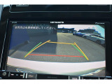 シフトレバーをリバースにすると連動してバックカメラ映像に切り替わります。