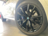 BMWの純正アロイホイールは軽量かつ強度にも優れているホイールで走行性能を引き上げる設計になっております。足元にもBMWは妥協がなくこだわっている個所になります。