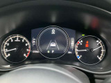 MAZDA3のスピードメーターは、中央に速度計を配置し、その内側にマルチインフォメーションディスプレイを統合した、シンプルかつ機能的な3眼風のデザインが特徴です。