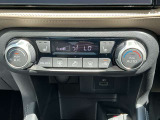 オートエアコンです。温度設定だけであとは自動で室内快適空間にしてくれます。シートヒーターも装備されています。