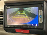 リバースギアに入れるだけで後方の表示へ切り替わります。夜間や雨の日の駐車も楽になりますよ。