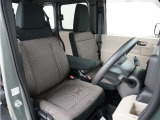 運転席のスペースはゆったりしていていながらも、腰のホールドを増やし長時間乗っても疲れにくいシートとなっております。