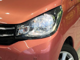 【LEDヘッドライト】悪天候や夜間走行時も良好な視界を確保し安心して運転できる高輝度LEDヘッドライトを装備!点灯速度が早く、消費電力も抑えられています。