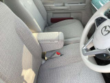 運転席助手席はベンチシートになっており、広々座れます☆