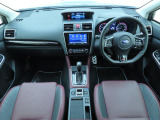 ■視界良好で運転しやすいコックピットです。シンプルで操作性の良いインパネ回りにデザインされ、SUBARUは安全性能に徹底的にまでこだわった視界設計を行っています。