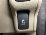 VSA装備車です。VSAはドライバーの操作と車の動きを見守っています。もし車の挙動が乱れたとき、4輪別々にブレーキをかけたり、エンジンパワーをしぼることによって車を安定させます。