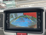 バックモニター付いて車庫入れも安心です。ナビの画面で映りますので、大変見やすいです。運転が苦手な方、初心者の方にも嬉しい機能です。