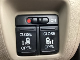 リアドアは乗り降りに便利な両側電動スライドドアです。また運転席に座っていながらスイッチ操作で自在にスライドドアを開け閉めできます。