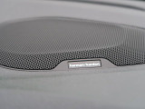【harman kardon】ハーマンカードンのHi-Fiスペシャリストと共に、モデル別に開発・設計された専用チューニングが臨場感溢れる音響空間を実現しています。