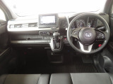 シンプルながら機能性溢れるインパネ廻りです♪視界性も良く運転しやすいです♪各操作スイッチ類なども使いやすい位置に配置されています♪