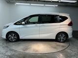 狭い駐車場でも、スライドドアならチャイルドシートへのお子さまの乗降や荷物の積載もスムーズ。とても便利な【両側電動スライドドア】ドアハンドを少し引くだけでリアドアが自動開閉します。