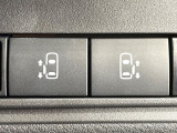 【両側パワースライドドア】スマートキーや運転席のスイッチで後席両側スライドドアの開閉が可能♪電動だから力を入れてドアを開ける必要が無く、小さなお子様でも簡単に開け閉めでき快適です♪