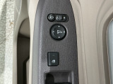 狭い駐車場で便利な電動格納ドアミラーが付いています。