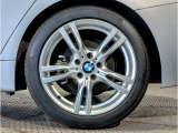 【BMWアロイホイル】軽量かつ強度に拘ったアロイホイル。走行性能ポテンシャルを引き出す設計。車の足元を引き締めてくれる大きなポイントはアロイホイルです。