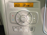 【オートエアコン】一度お好みの温度に設定すれば、車内の温度を検知し風量や温度を自動で調整。暑い&hellip;寒い&hellip;と何度もスイッチ操作をする必要はありません。快適な車内空間には必須の機能ですね♪
