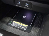 ◆ワイヤレス充電器◆ワイヤレス充電規格Qiに適合した機器を充電エリアに置くことで使用できます。